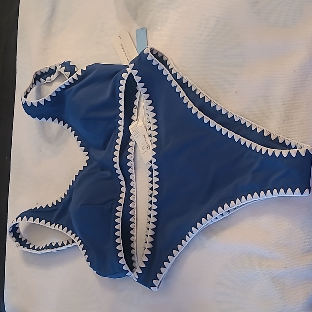 NWT Cupshe bathing suit.size Large Blue and white